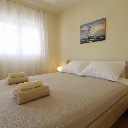 Appartement With Parking Space Pirovac, Sibenik - 25939 *